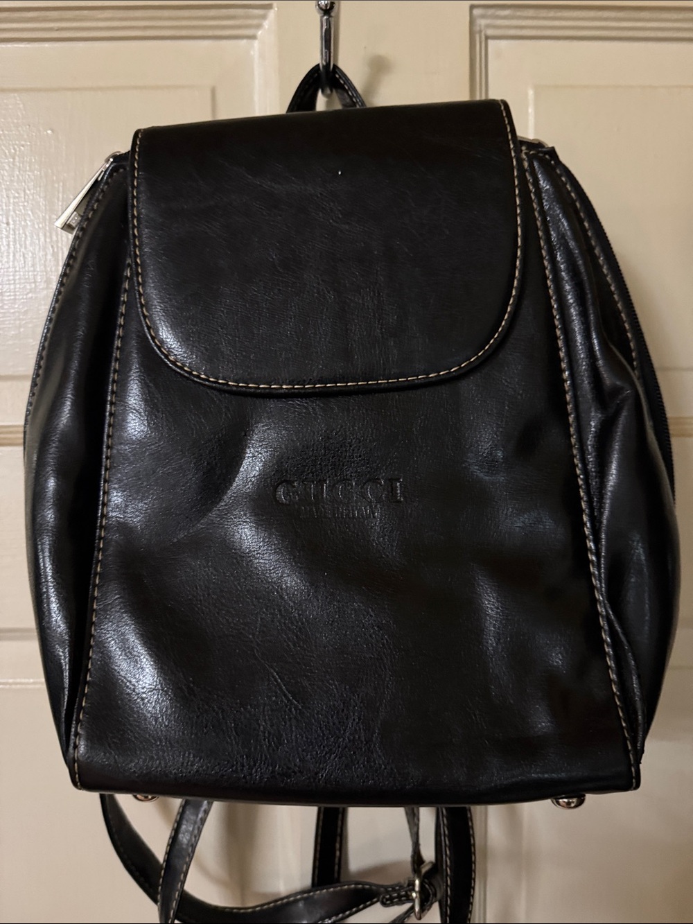Gucci Black Leather Men's Backpack with Contrast Stitching